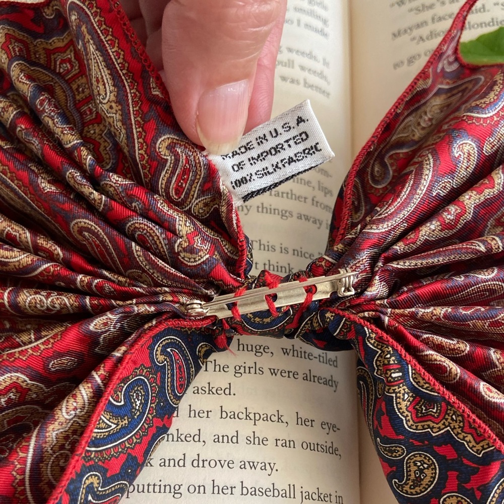 Vintage | Silk Paisley Pleated Lapel/Collar Bow - Picture 13 of 13
